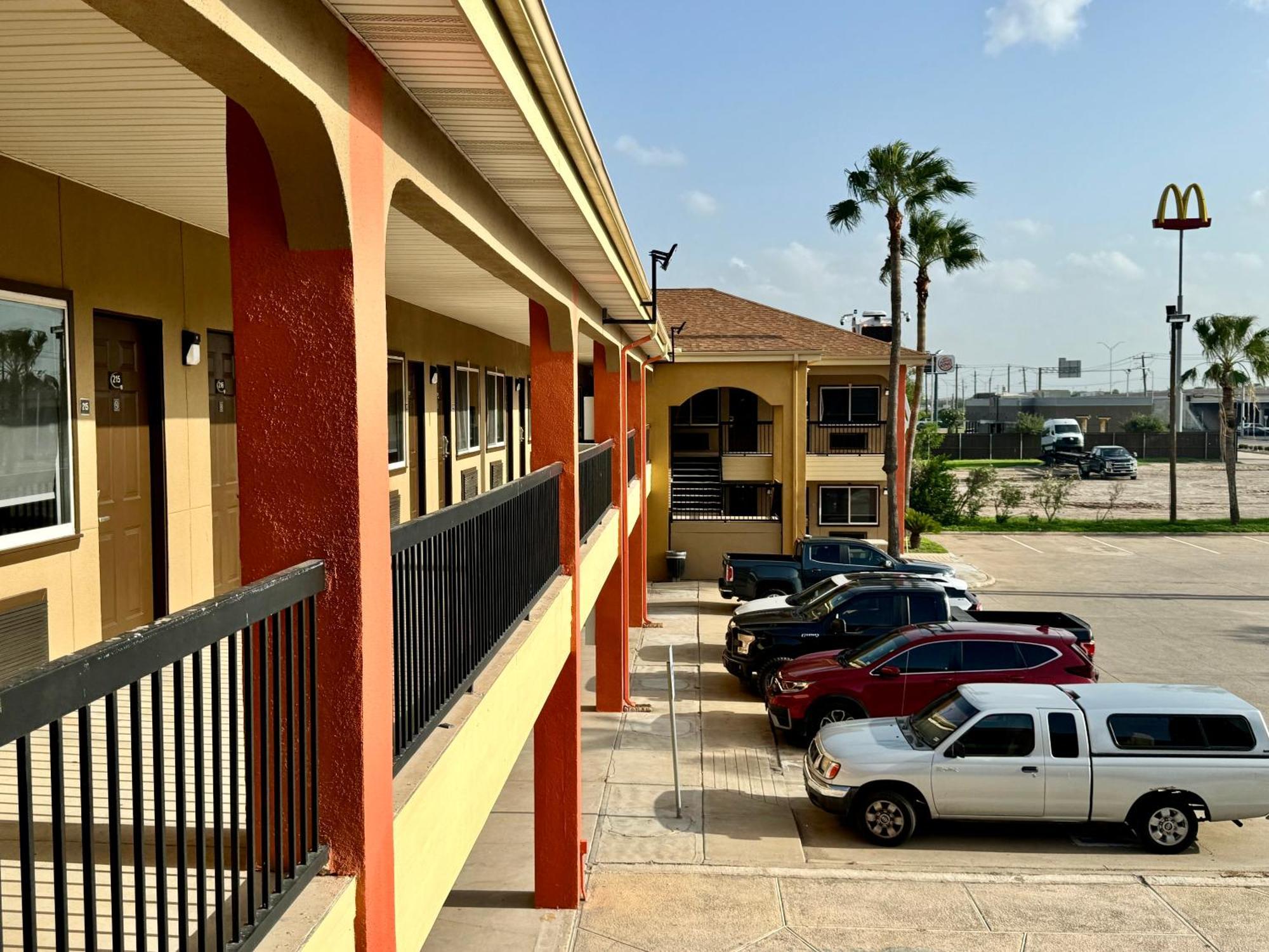 אדינבורג Texas Inn And Suites City Center At University Dr. מראה חיצוני תמונה