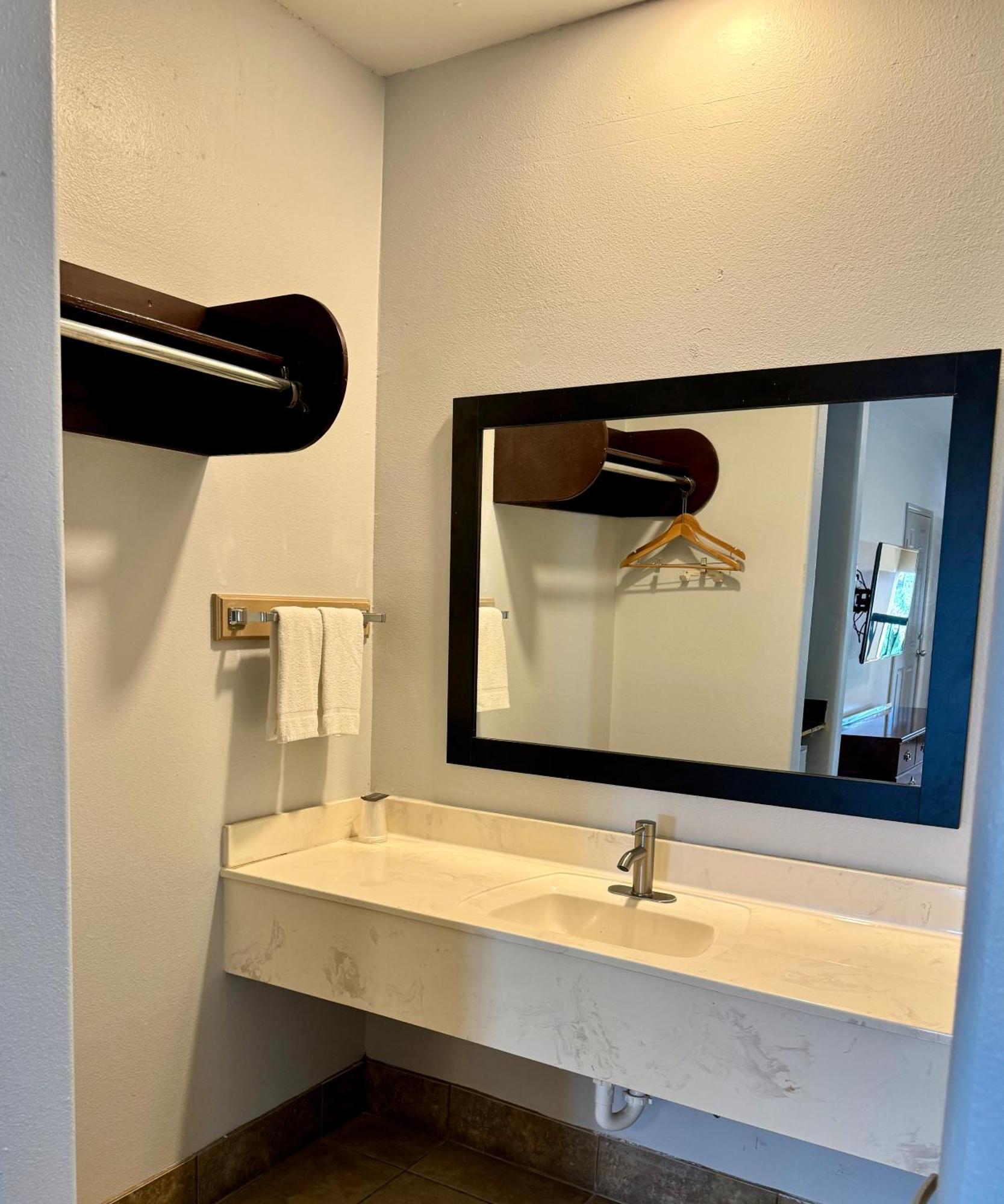 אדינבורג Texas Inn And Suites City Center At University Dr. מראה חיצוני תמונה