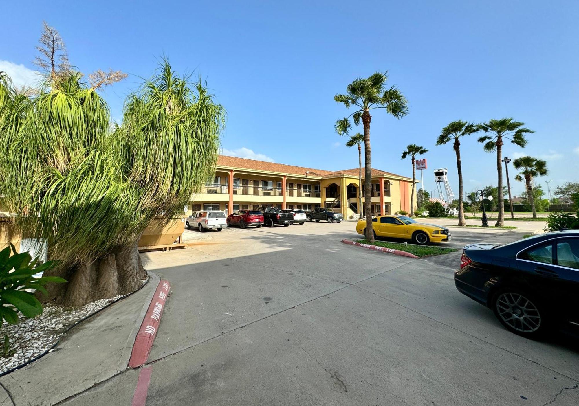 אדינבורג Texas Inn And Suites City Center At University Dr. מראה חיצוני תמונה