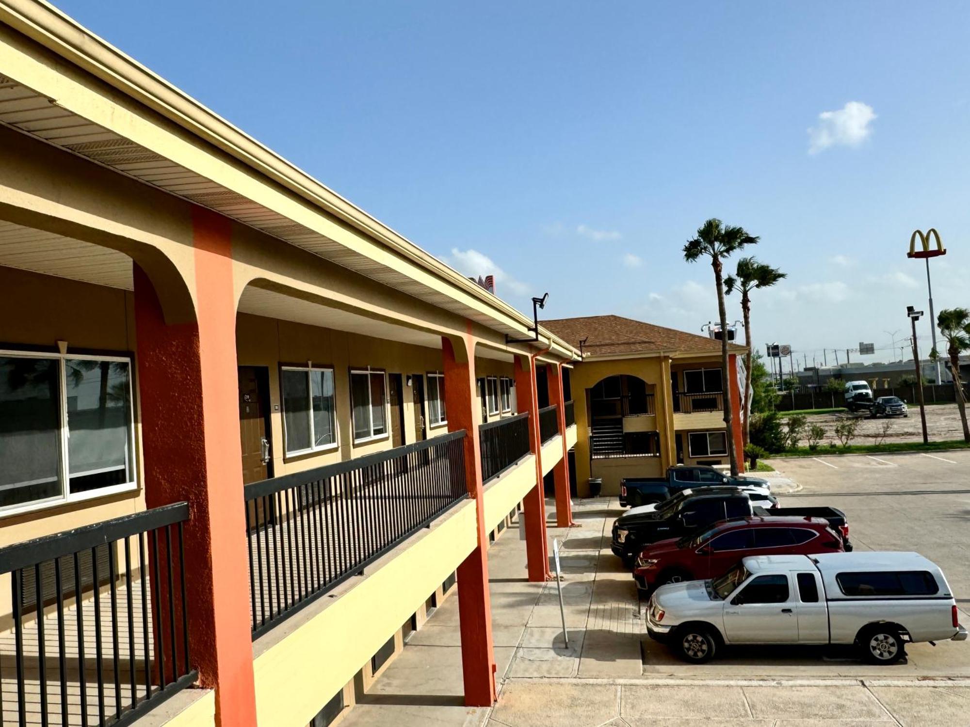 אדינבורג Texas Inn And Suites City Center At University Dr. מראה חיצוני תמונה