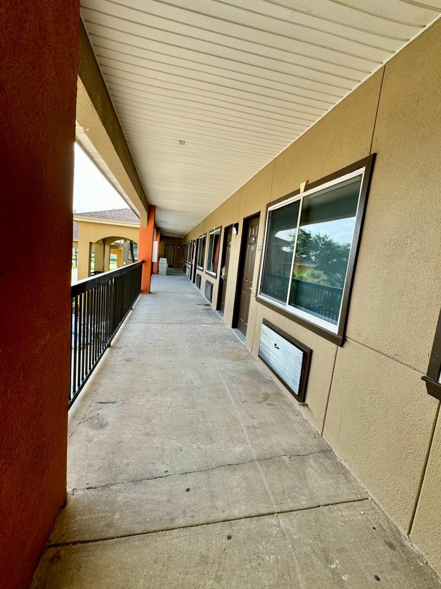 אדינבורג Texas Inn And Suites City Center At University Dr. מראה חיצוני תמונה