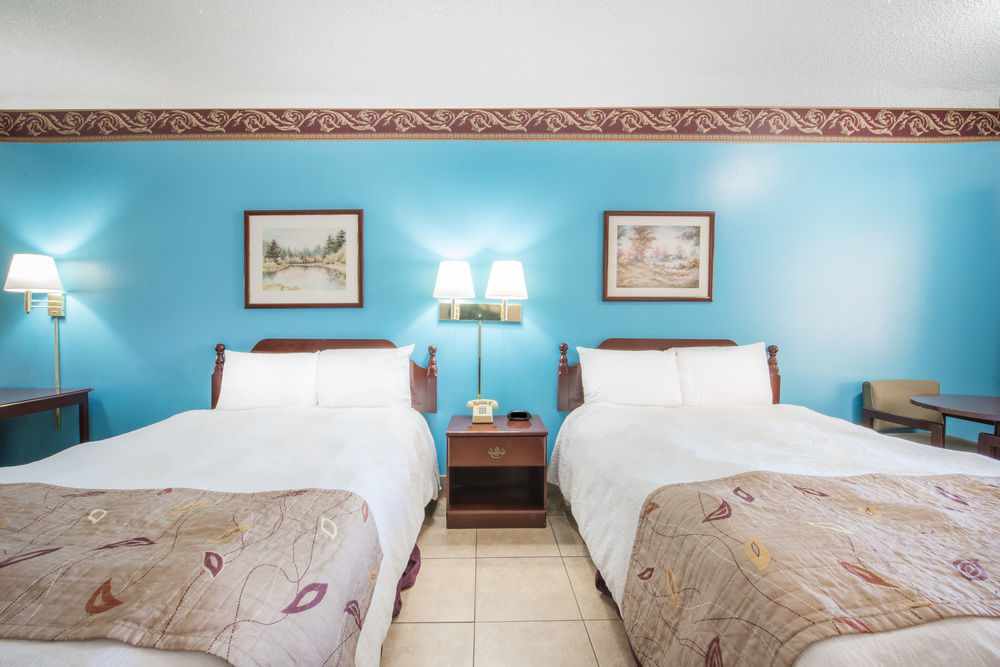 אדינבורג Texas Inn And Suites City Center At University Dr. מראה חיצוני תמונה