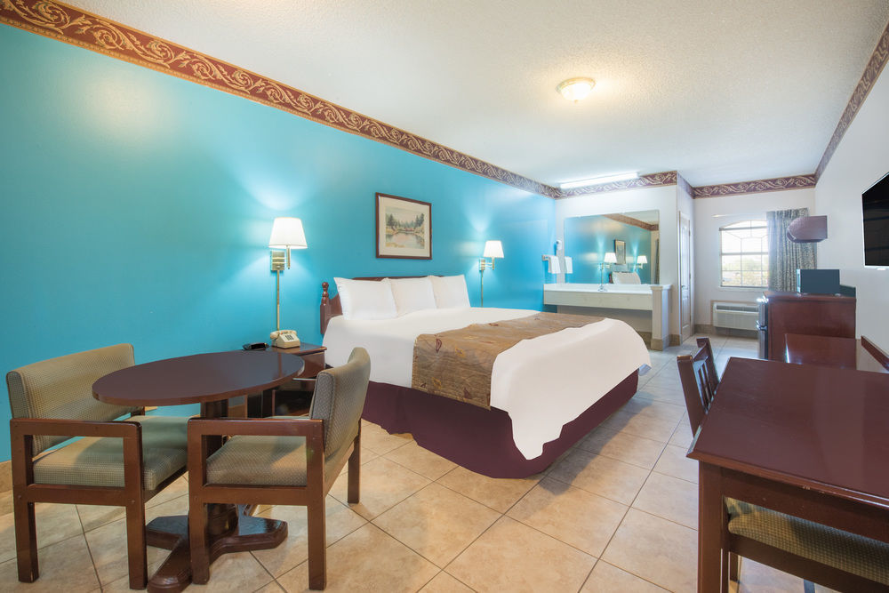 אדינבורג Texas Inn And Suites City Center At University Dr. מראה חיצוני תמונה